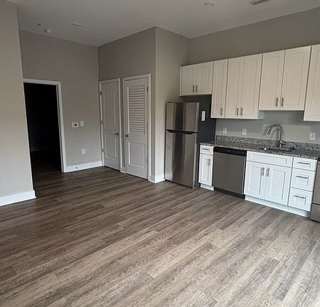 2nd image of 1510 Bainbridge St #105
