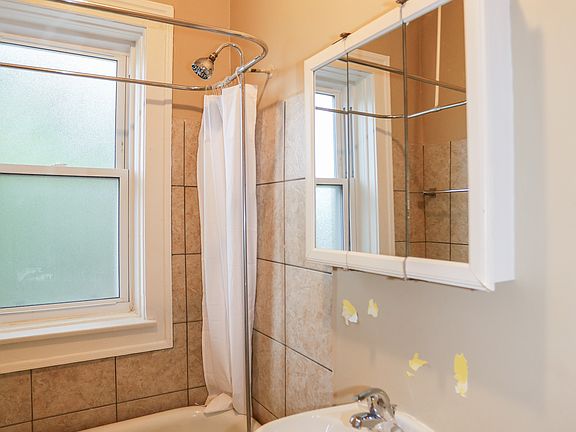 3rd image of 5021 N Damen Ave APT 18