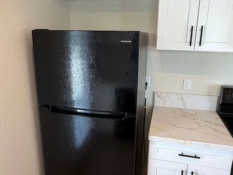1060 Glass Ave — Photo 9