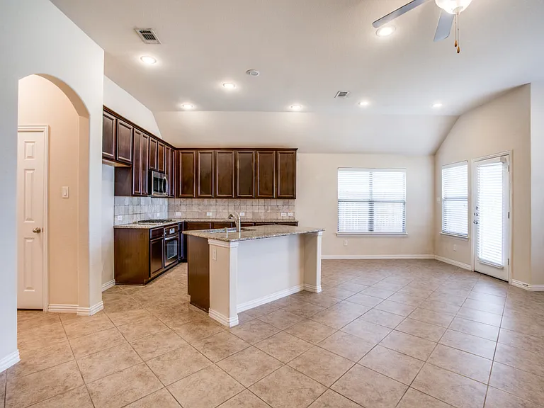 700 Golden Nugget Dr — Photo 4