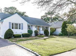 834 Woodside Dr, Wantagh, NY 11793