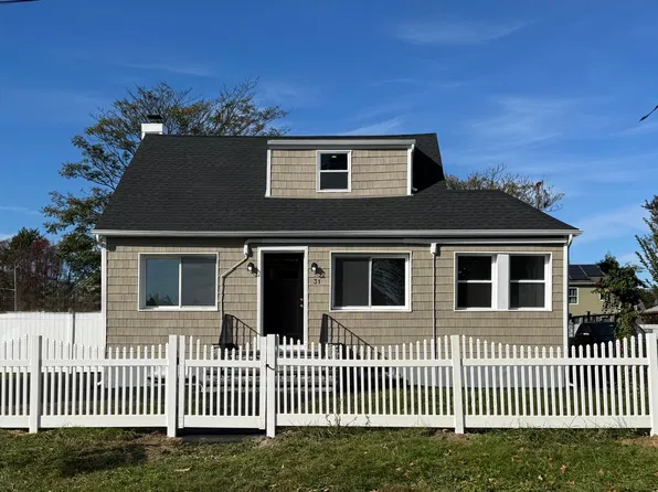 31 Montgomery St, Brentwood, NY 11717