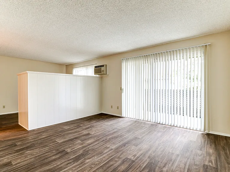 1575 Oak Apartment Homes — Photo 10