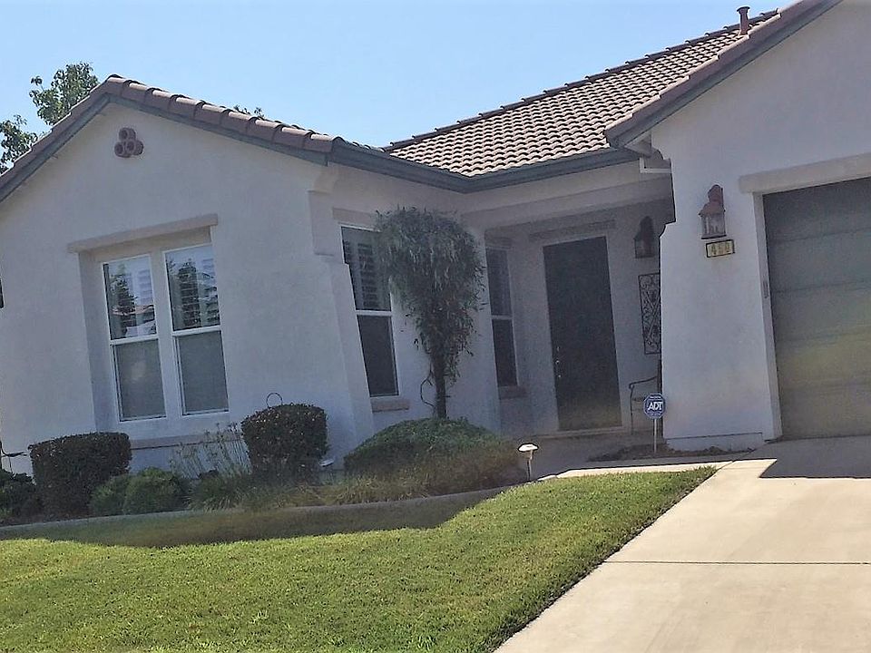 Beautiful well-kept home with open floor plan.