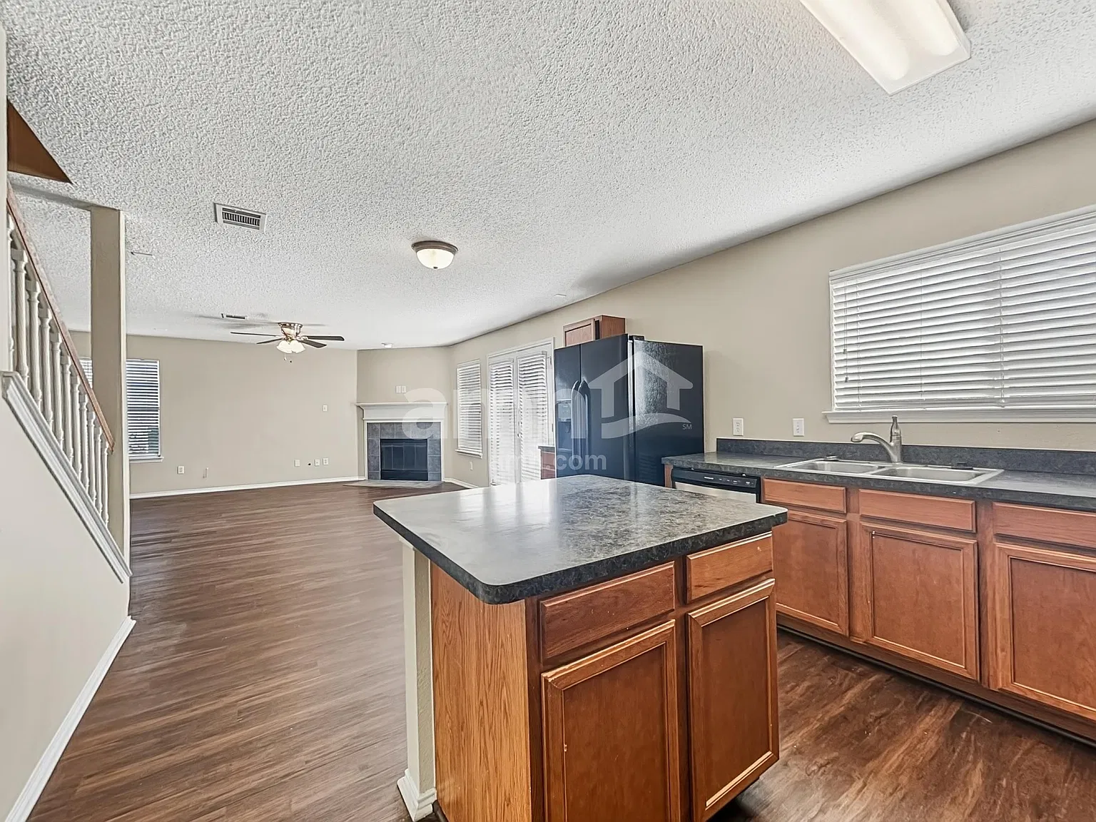3 bed, 2.5 bath, 2731 sqft, $2,395 — Photo 4