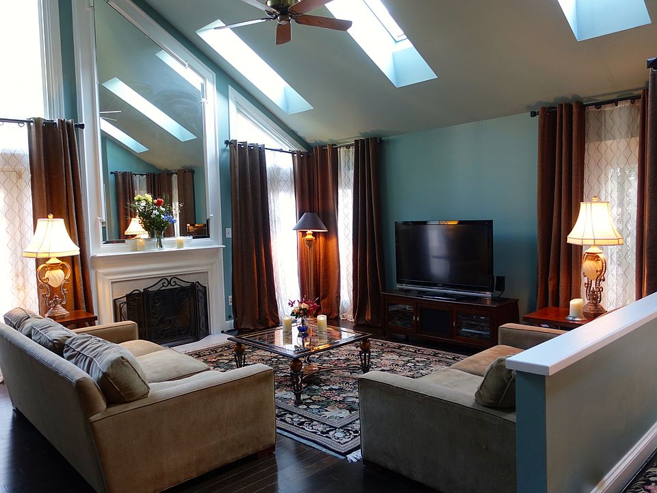 Living/Family Room - skylights & vaulted ceilings