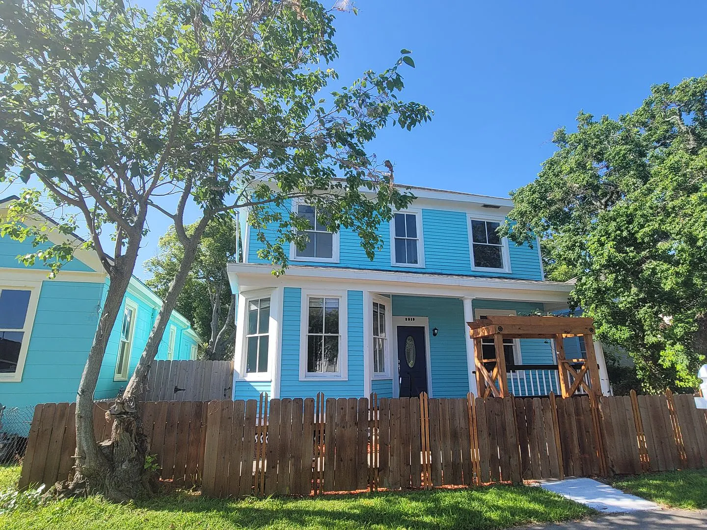 Large 5 Bedroom 3 Bath - Nearly 2,000 Square Ft. - 39th Ave. O — Photo 2