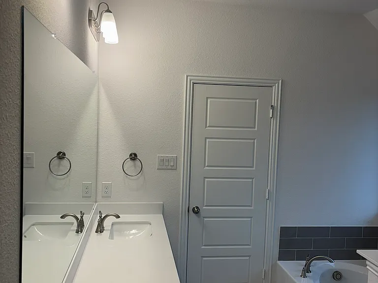Master bathroom w/ dual sinks, tub, and shower