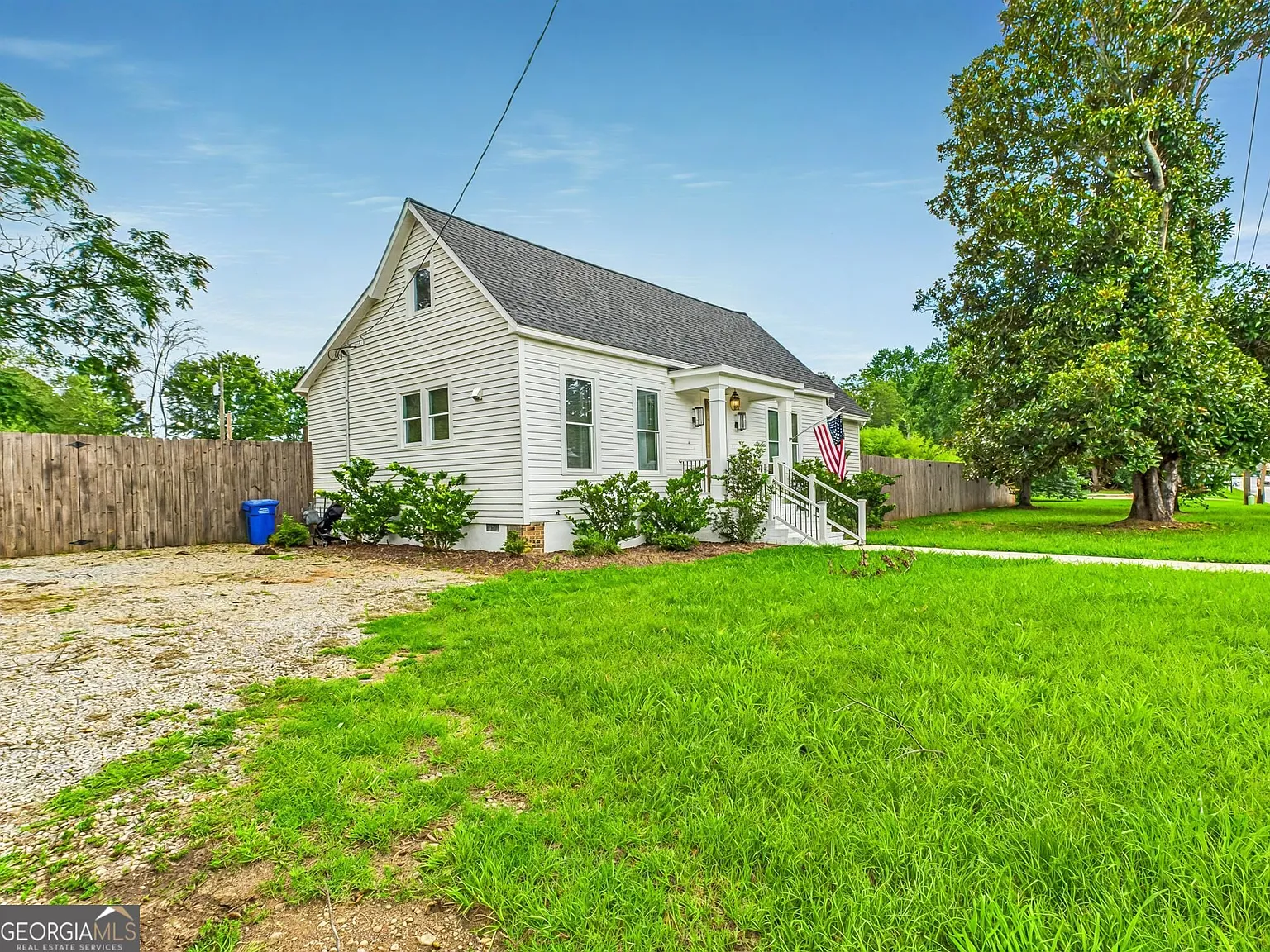 3 bed, 2.0 bath, 1425 sqft, $2,400 — Photo 2