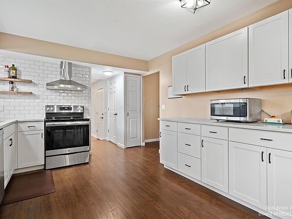 4th image of 505 Eastlook Dr