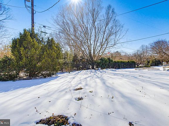 4th image of 2102 Lyndell Dr