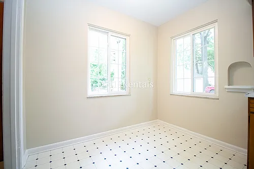 2424 Lambert Dr — Photo 8