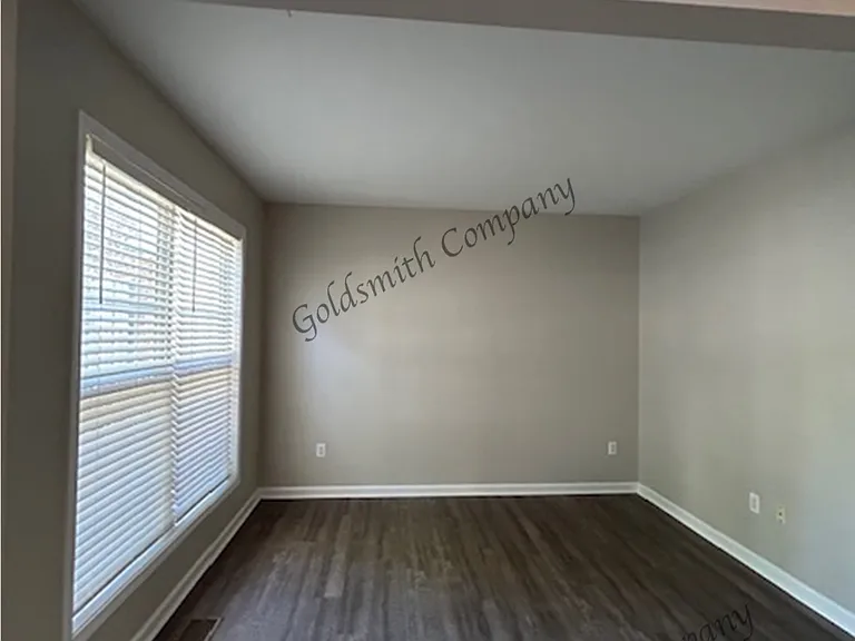 528 Collingsworth Ln — Photo 2