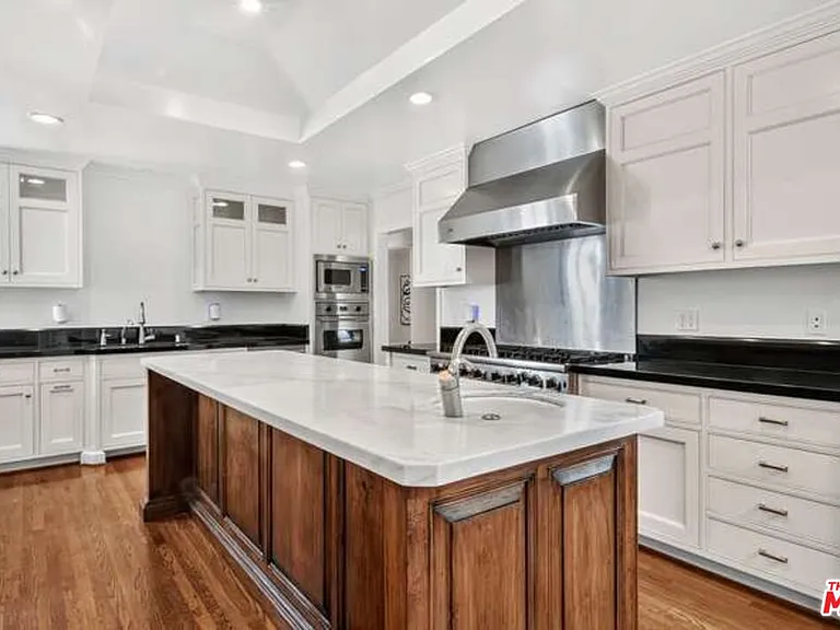 510 Toyopa Dr — Photo 17