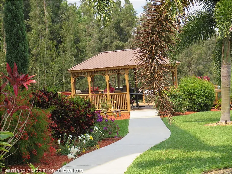 121 Country Club Dr #302 — Photo 8