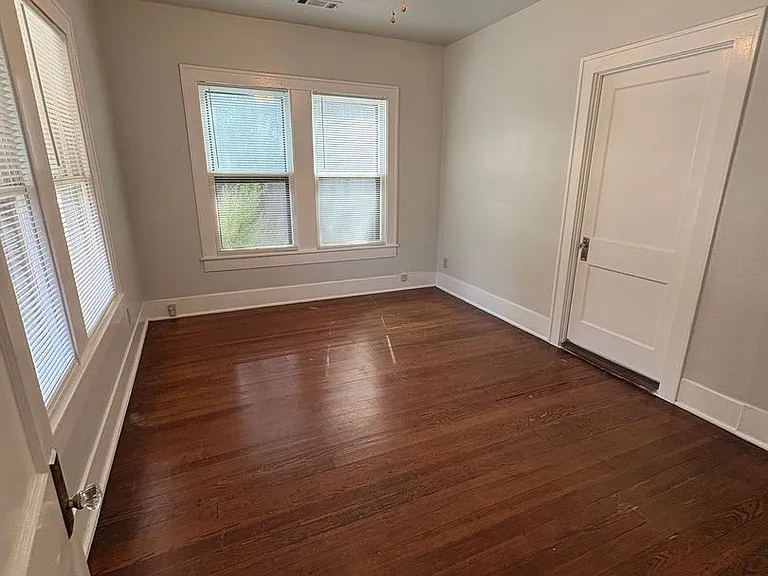 915 W 29th St — Photo 3