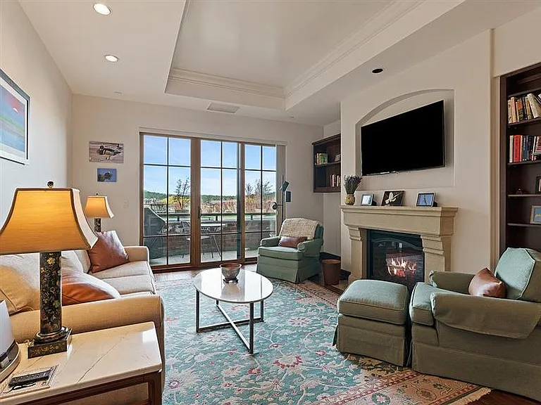 363 SW Bluff Dr #102 — Photo 2