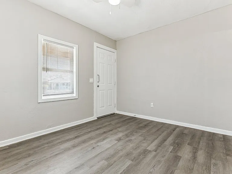 416 W 9th St #1 — Photo 7
