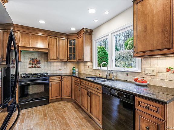 5th image of 14 Loewen Court