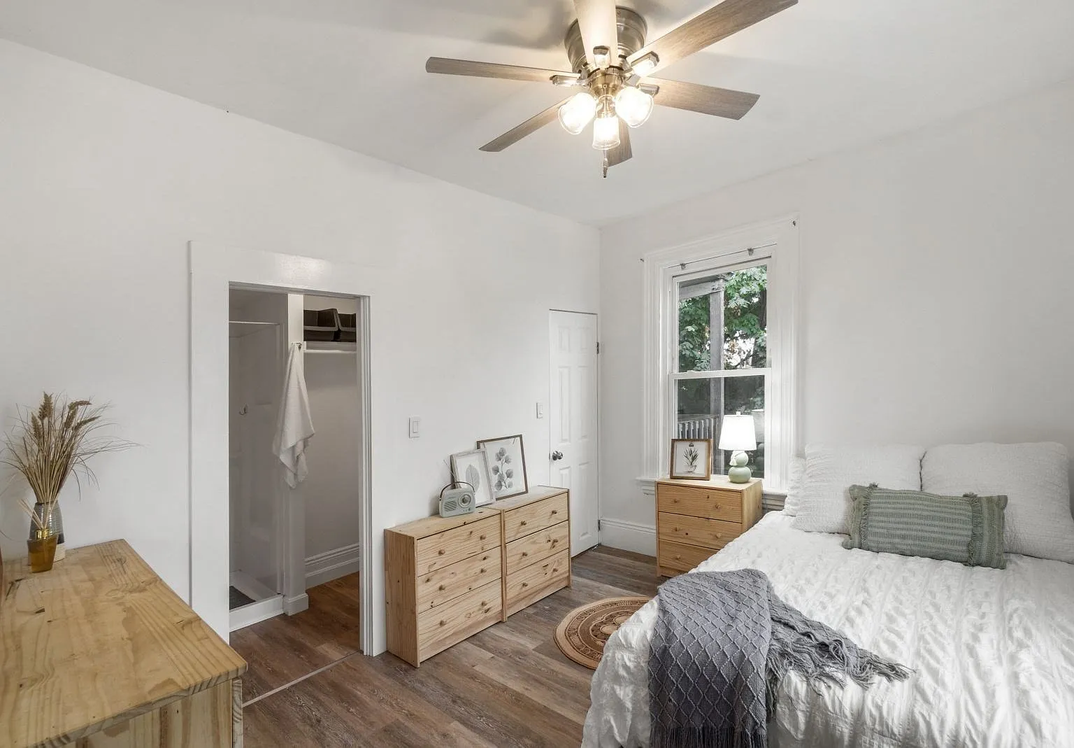 1 bed, 1.0 bath, 465 sqft, $2,350 — Photo 2