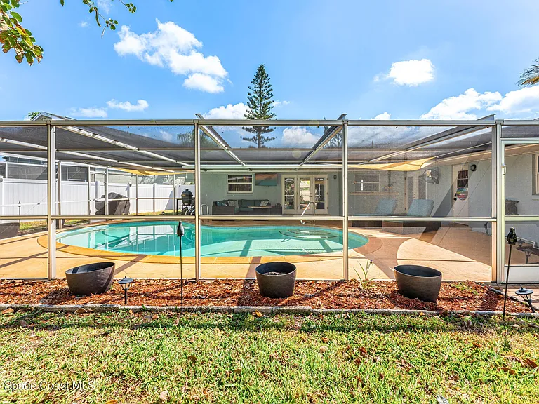 113 Las Palmas — Photo 43