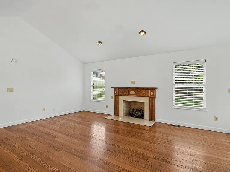 102 Lexington Ln — Photo 6