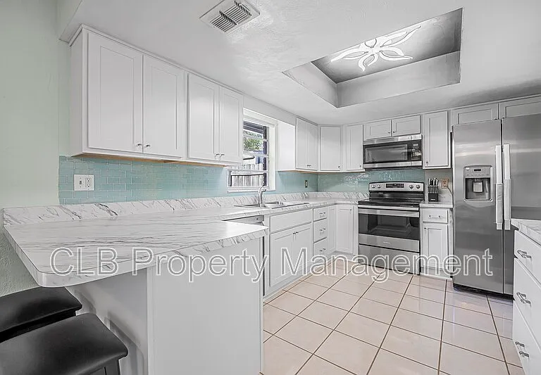 910 New Castle Ct — Photo 7
