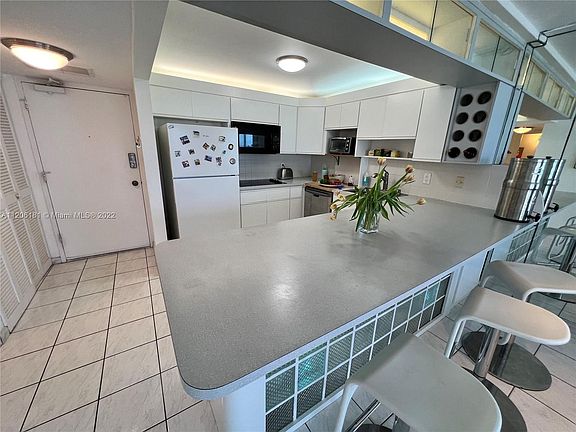 4th image of 401 Ocean Dr APT 1020