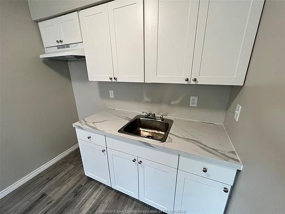 3rd image of 3186 Wyandotte St W #1