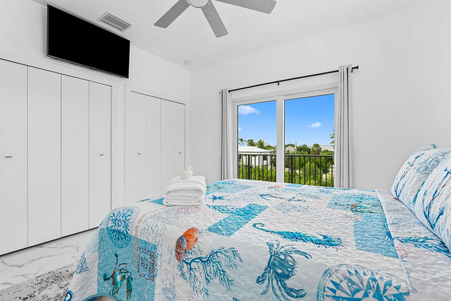 4 bed, 4.0 bath, 2292 sqft, $9,796 — Photo 4