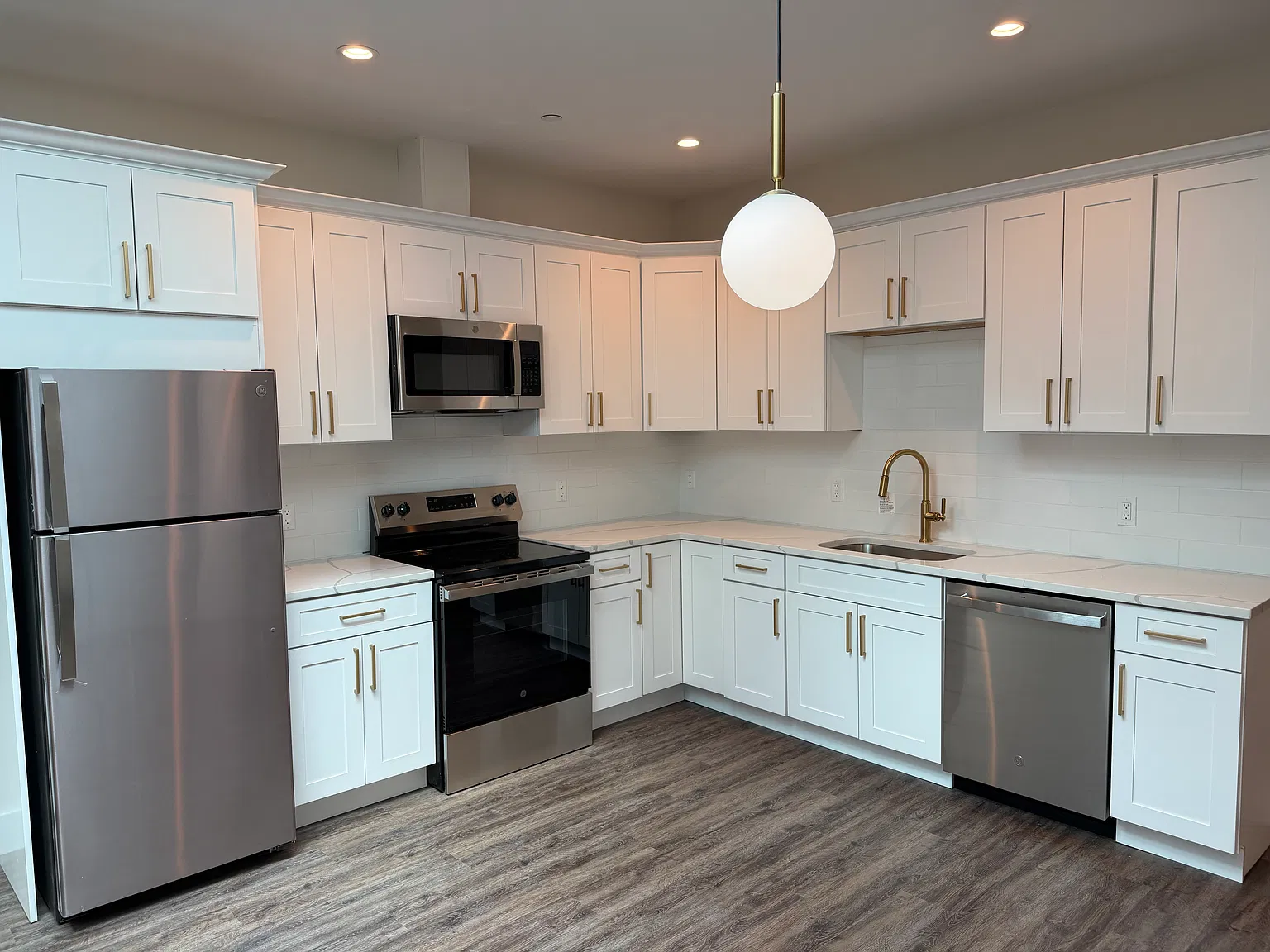 2 bed, $4,300 — Photo 2