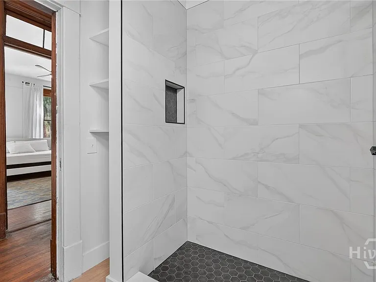 114 W Waldburg St — Photo 35