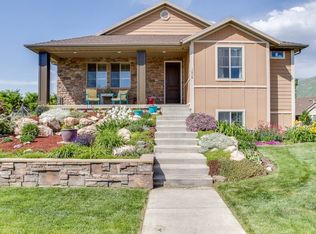 1048 W Country Ln, Farmington, UT 84025
