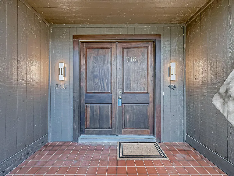 316 Litchfield Ln — Photo 2