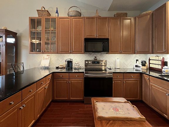 3rd image of 900 Beaumeade Ct