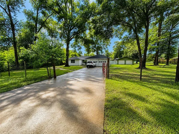 214 Mills Dr, Livingston, TX 77351