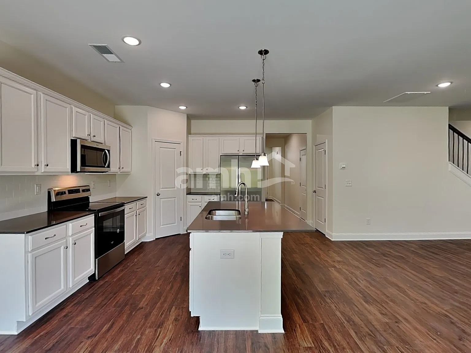 4 bed, 2.5 bath, 2297 sqft, $2,800 — Photo 3