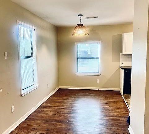 5th image of 606 S Valentine St