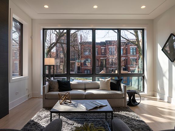 3rd image of 912 W Webster Ave #1W