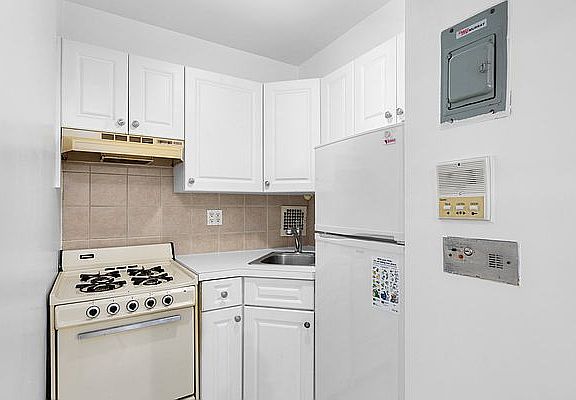 4th image of 9 W 69th St