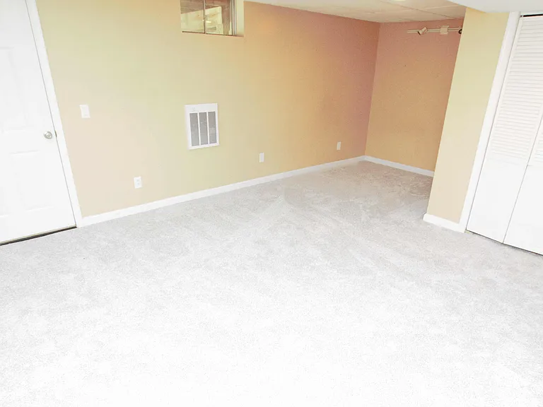 98 Thorndale Cir — Photo 39