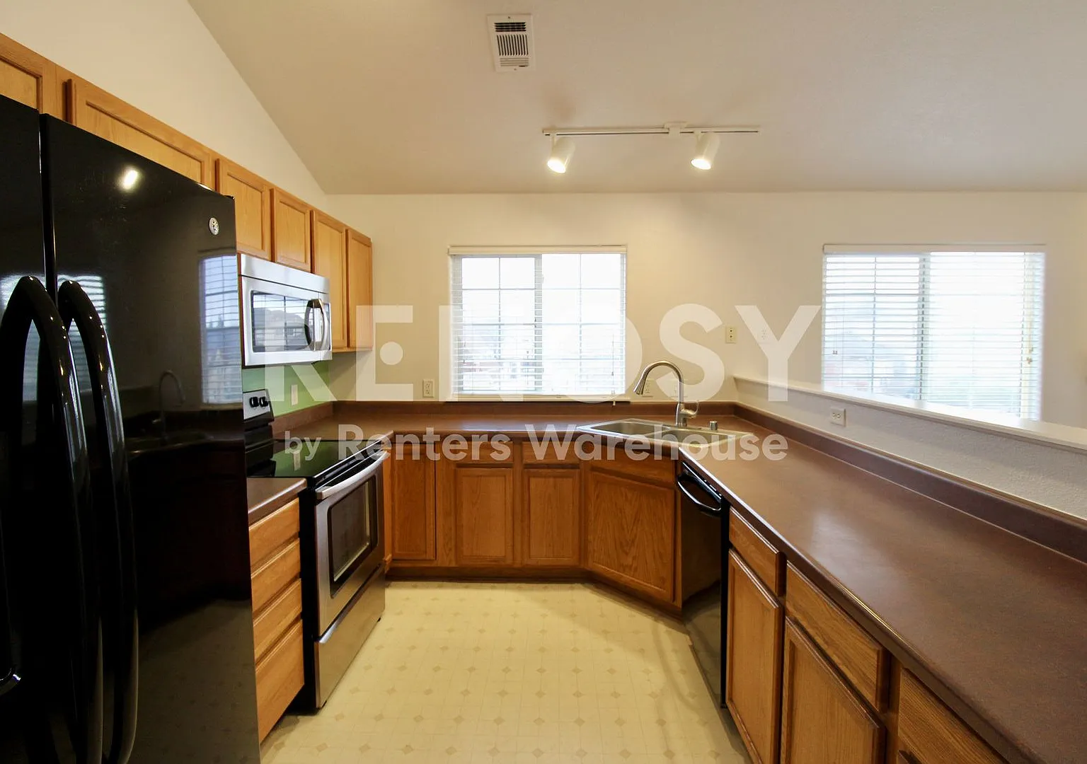 Available Now - Clean 1bd/1ba Condo W/ Attached Garage — Photo 3