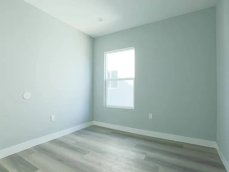 6433 S Victoria Ave — Photo 10