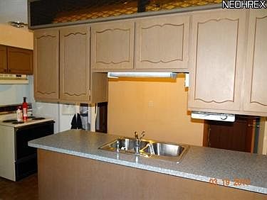 4th image of 421 Hawthorne St