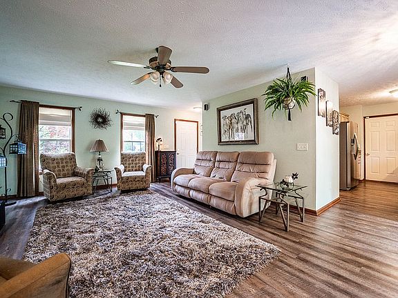 3rd image of 7080 Oak Tree Dr