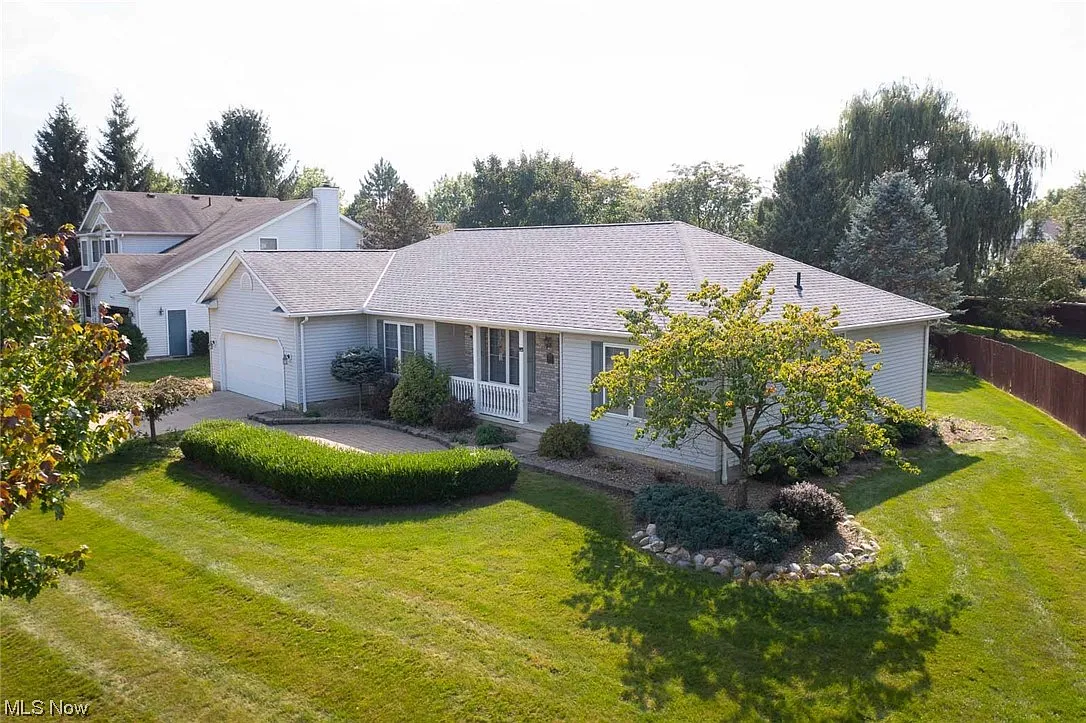 1075 Dover Dr photo 1