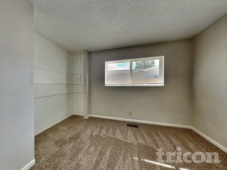 2001 Kim Way — Photo 11