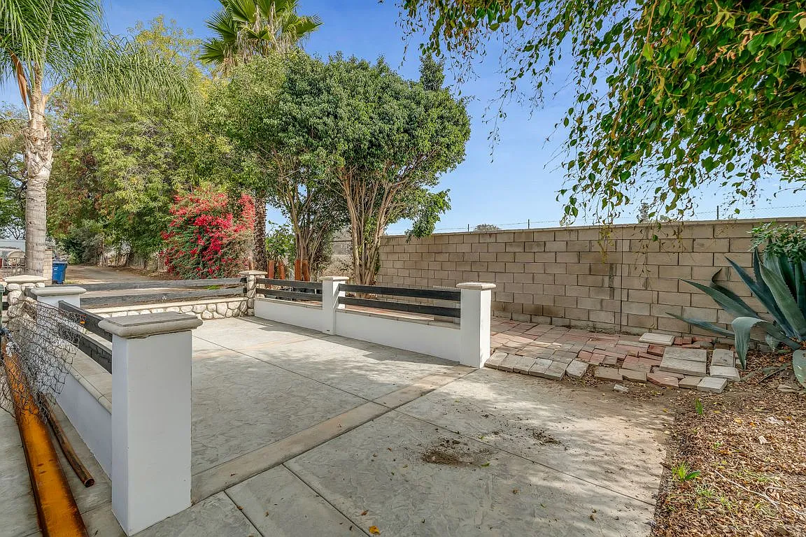 3 bed, 2.0 bath, 1582 sqft, $3,900 — Photo 2
