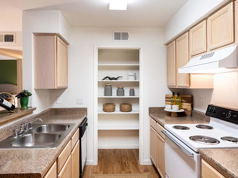 Kitchen & Large Pantry Kitchen & Large Pantry