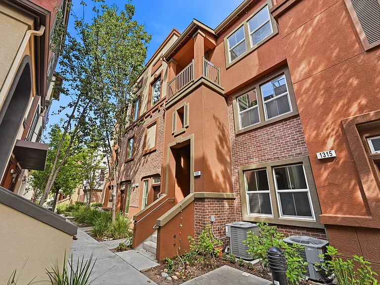 1321 Lee Pl — Photo 3